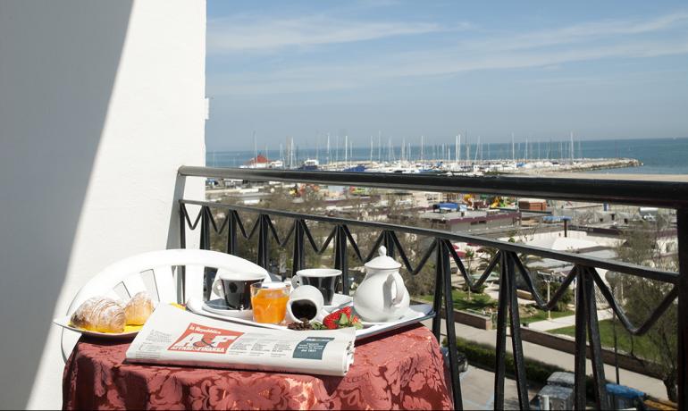 lungomarehotel en book-your-holiday-in-seafront-hotel-in-cervia-early 012