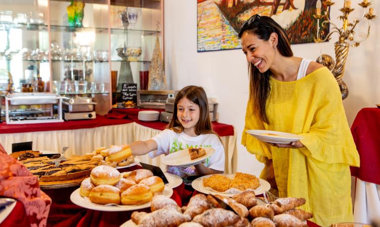 Colazione a buffet con dolci e sorrisi.