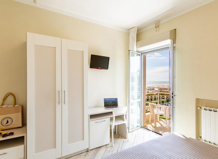 Helles Zimmer mit Meerblick und Balkon.