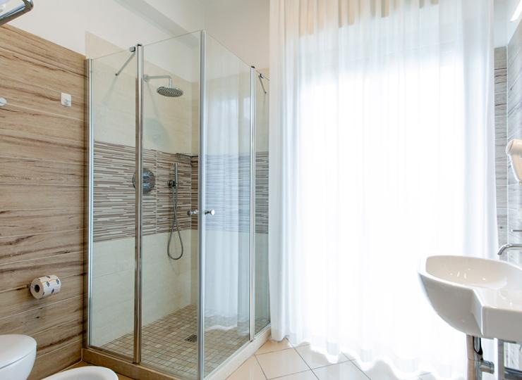 Modernes Badezimmer mit Glasdusche und Waschbecken.