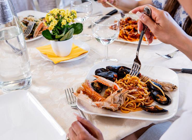 Meeresfrüchte-Spaghetti-Gericht auf gedecktem Tisch.