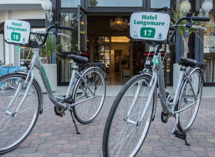 Fahrräder vor dem Hotel Lungomare, bereit zur Nutzung.